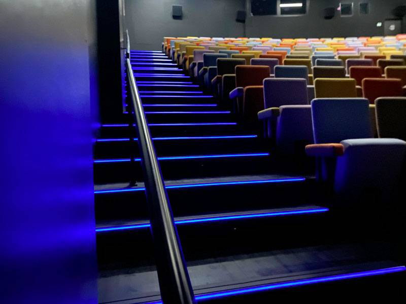 viusalisation de nez de marche lumineux dans une salle de cinéma