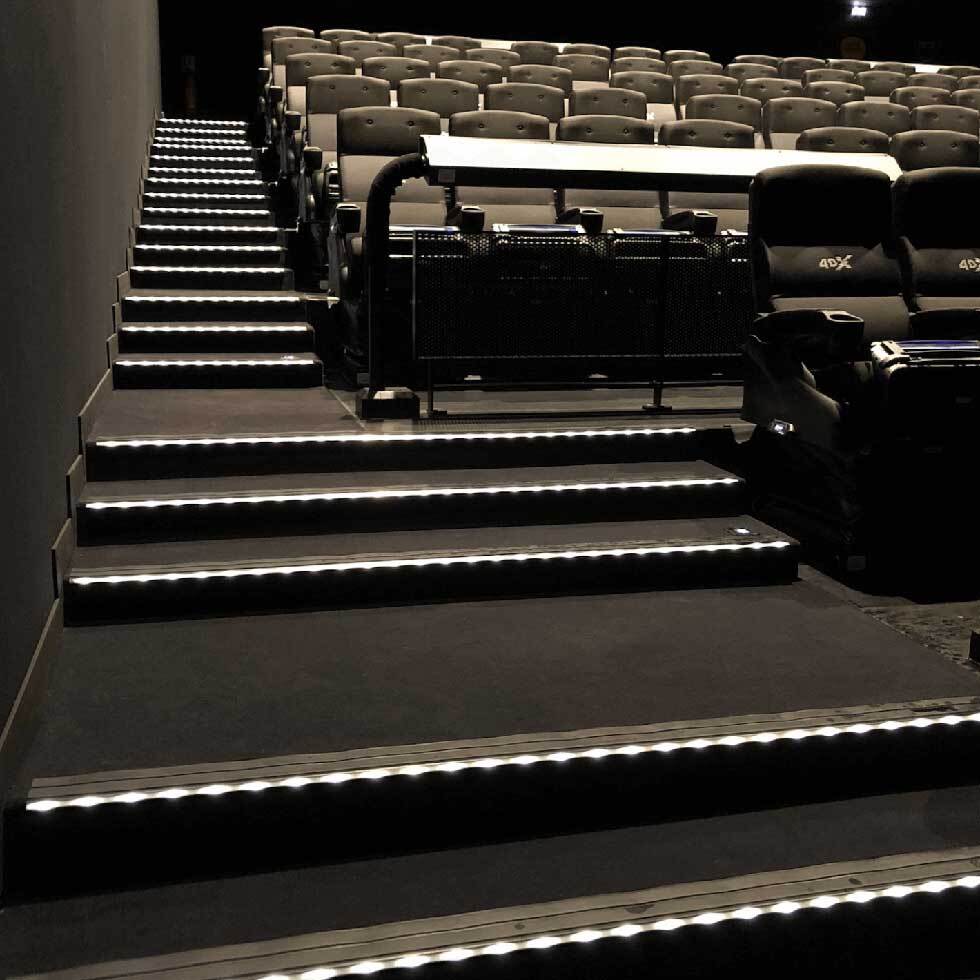 photo salle de cinéma 4DX balisage lumineux